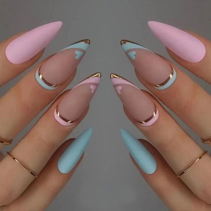 Kunstvolle Stiletto-Nägel mit Goldakzenten und Herz-Design Brehn