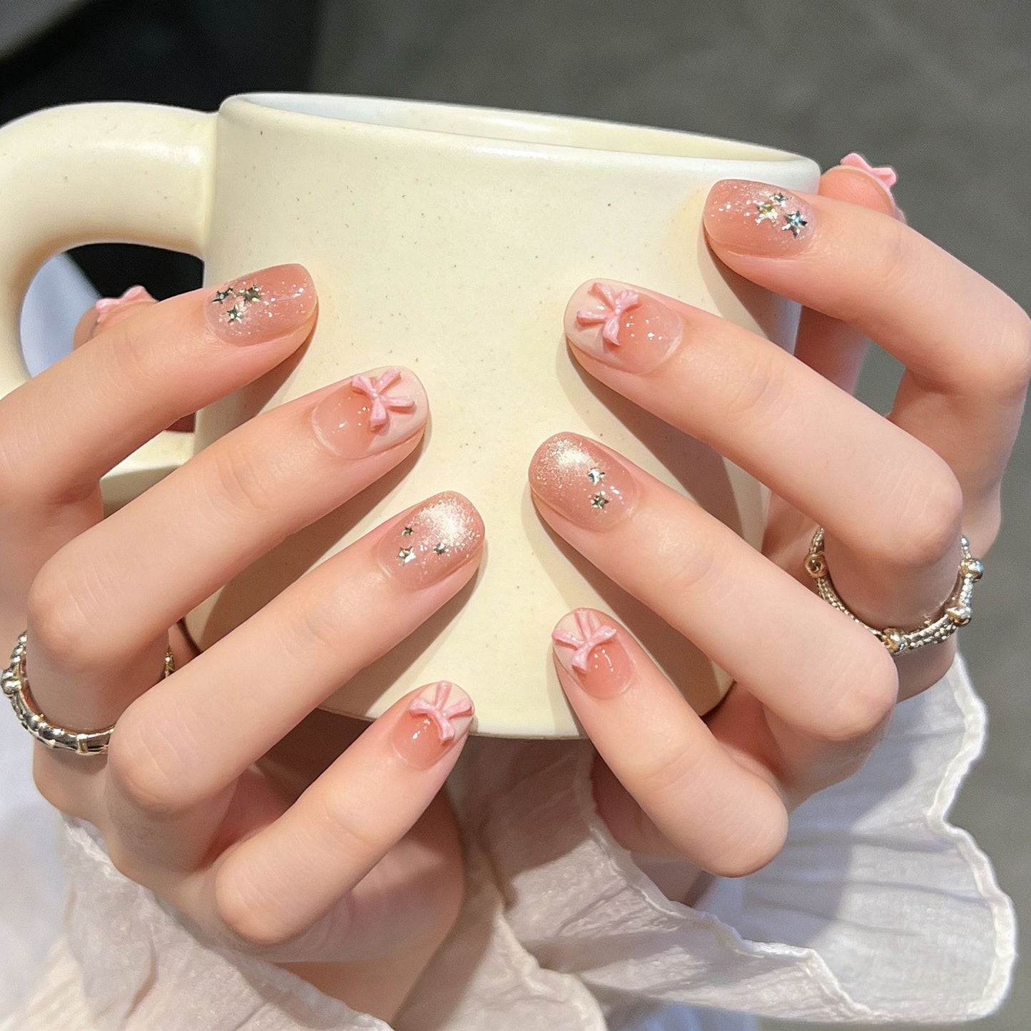 Dekorative Press-On Nagelkunst mit floralen Designs Brehn