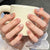 Dekorative Press-On Nagelkunst mit floralen Designs Brehn