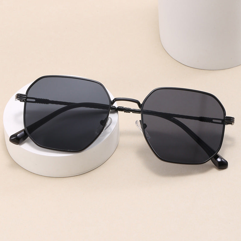 Damen extravagante geometrische Sonnenbrille mit markantem Metallrahmen Brehn