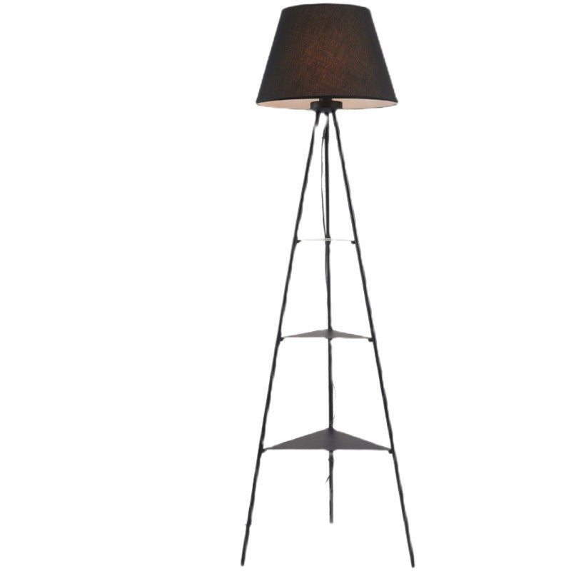 Dreieckige Stehlampe mit integrierten Regalen