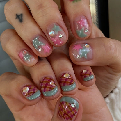 Kunstnagelset mit verspielten geometrischen Designs und Glitzerakzenten Brehn