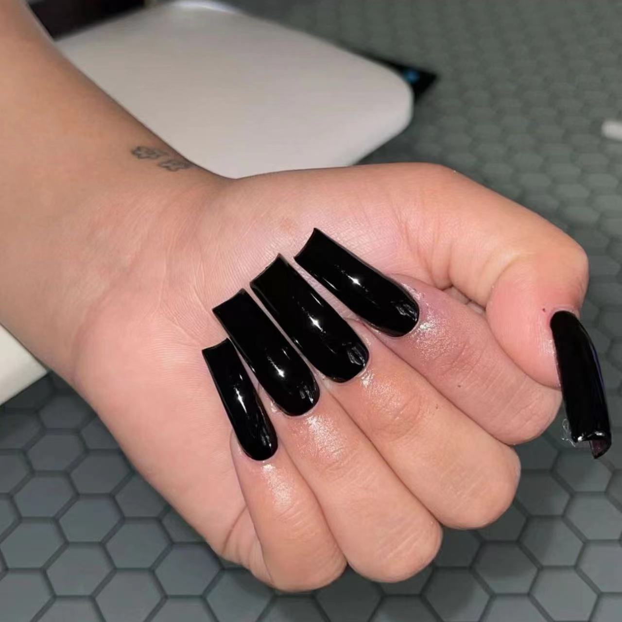 Kunstnagelset mit hochglänzenden, eleganten Spitzen Brehn