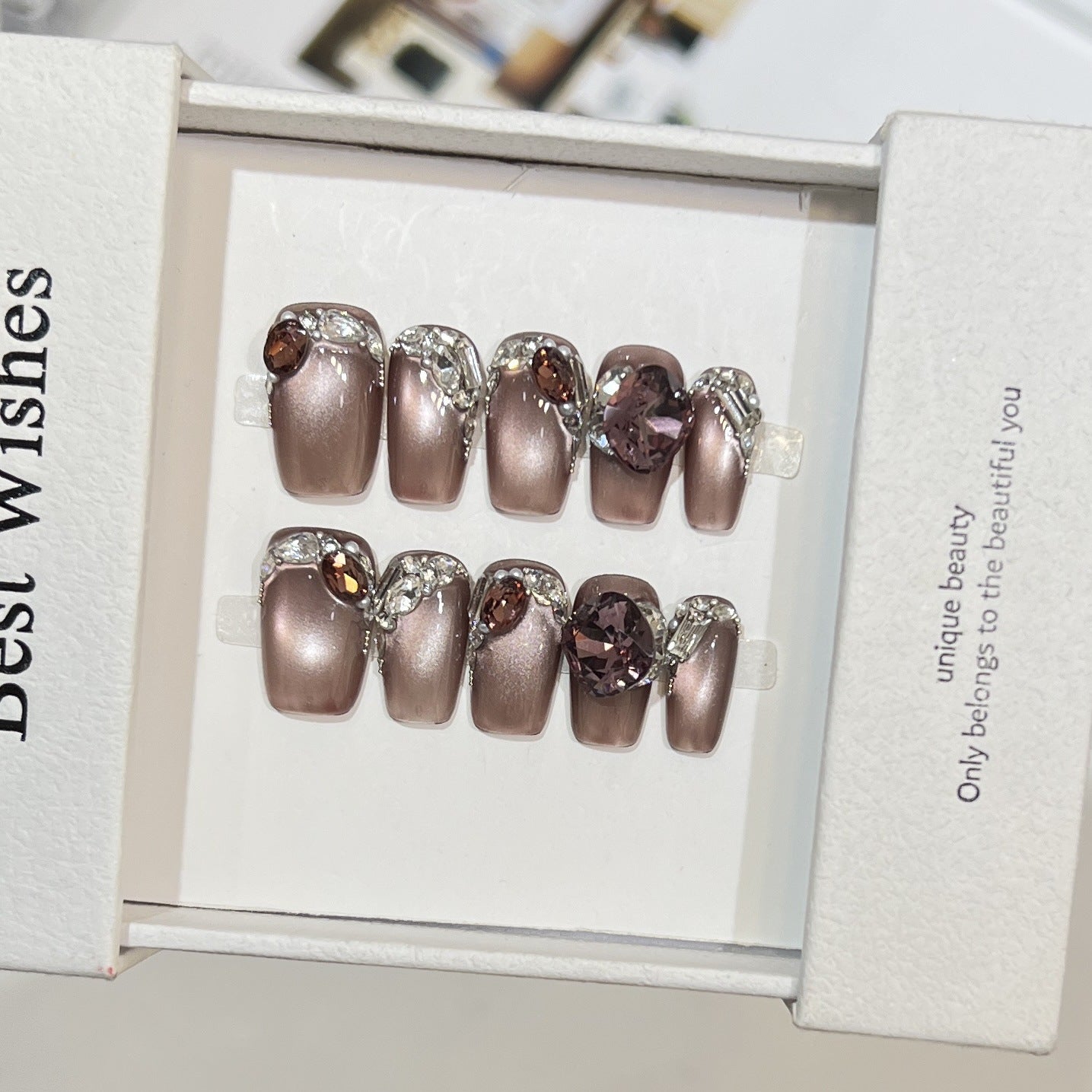 Dekoratives Press-On-Nageldesign mit Edelsteinakzenten Brehn