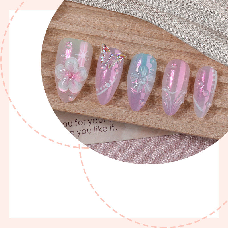 Künstlerisches Press-On-Nagelset mit floralen Akzenten Brehn