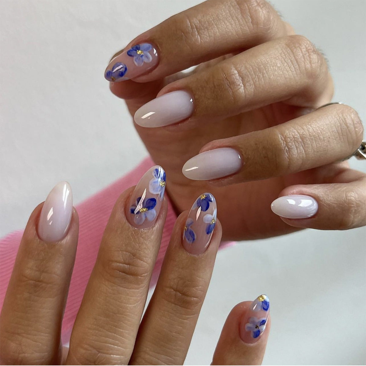 Kunstvolle Nagelverlängerungen mit floralen Akzenten Brehn