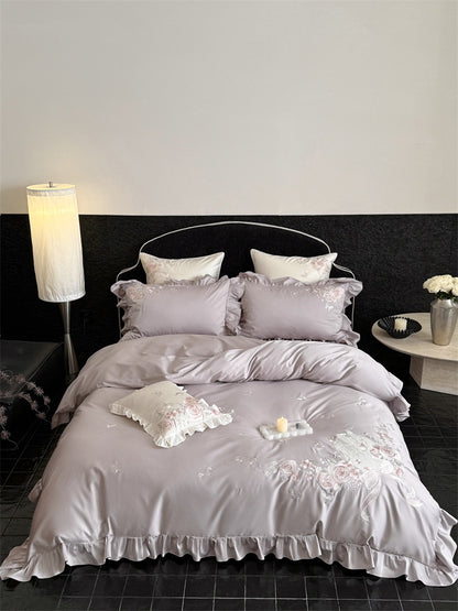 Luxuriöse Satin-Bettwäschegarnitur mit floraler Stickerei, Rüschenrand und seidig-mattem Finish Brehn