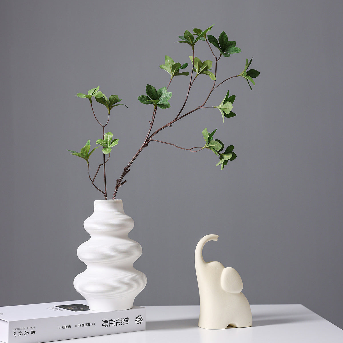 Moderner minimalistischer gerippter Keramikvase