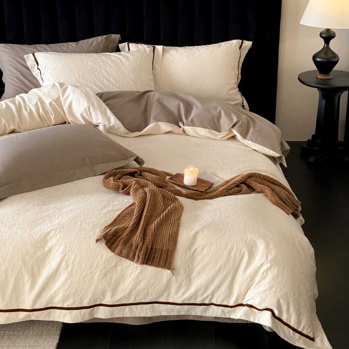 Elegante Bettwäsche-Garnitur aus Baumwoll-Jacquard mit dezenter Reliefstruktur und kontrastierender Paspel