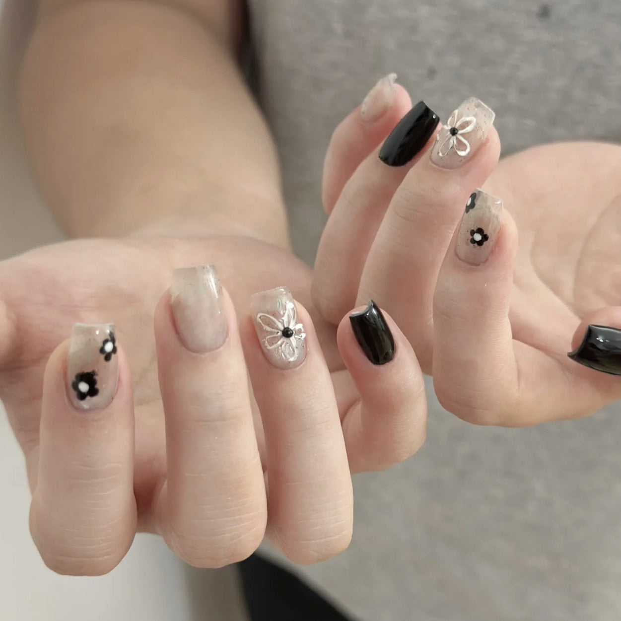 Künstlerisches Press-On Nagelset mit floralem und gesprenkelt Design Brehn