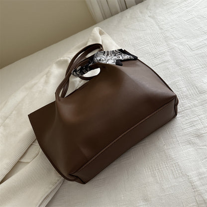 Minimalistische Tote-Handtasche mit dekorativem Schal