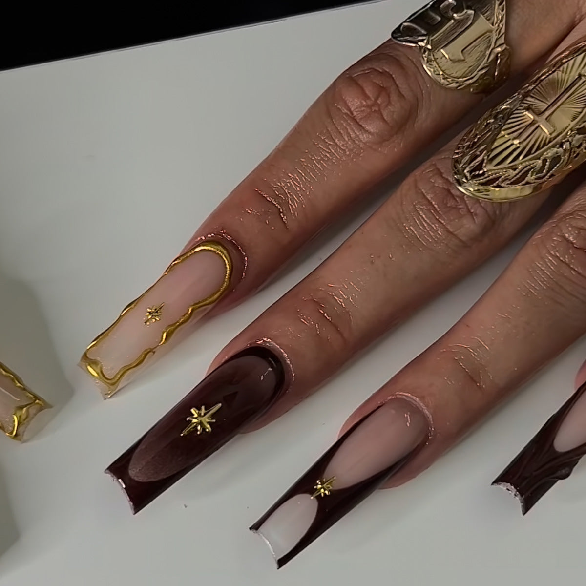 Künstlerische Lange Press-On Nagelkunstverlängerungen mit Goldverzierungen Brehn