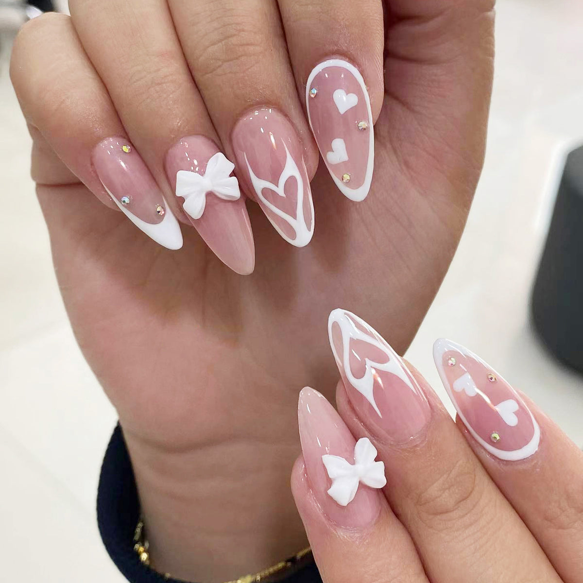 Kunstvolle Stiletto-Nägel mit Herz-Design Brehn