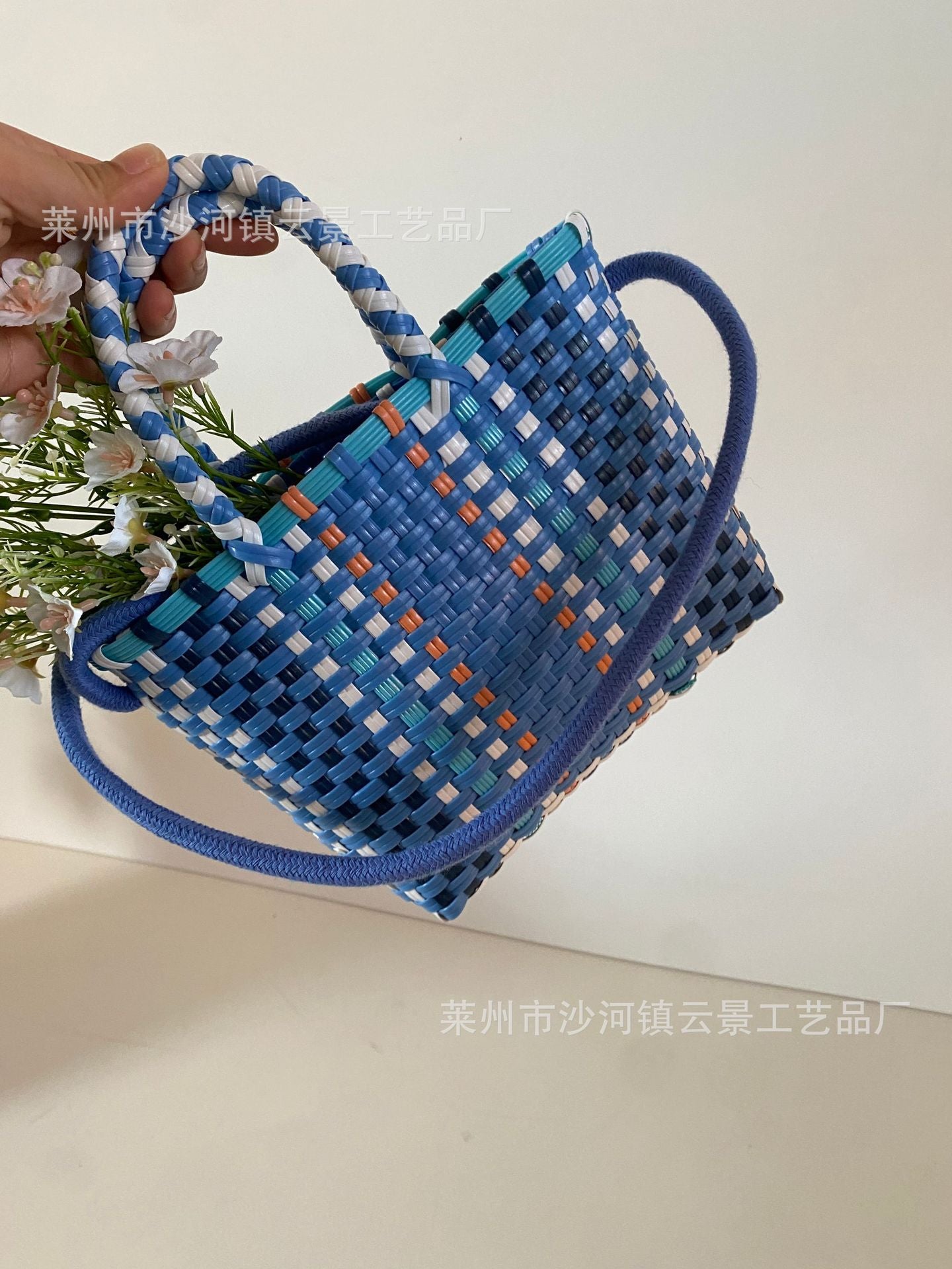 Verspielte Handtasche Aus Geflochtenen Materialien Brehn