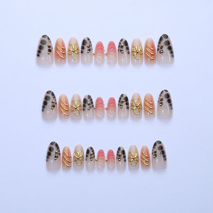 Dekoratives Press-On Nagelkunstset mit floralen Akzenten Brehn