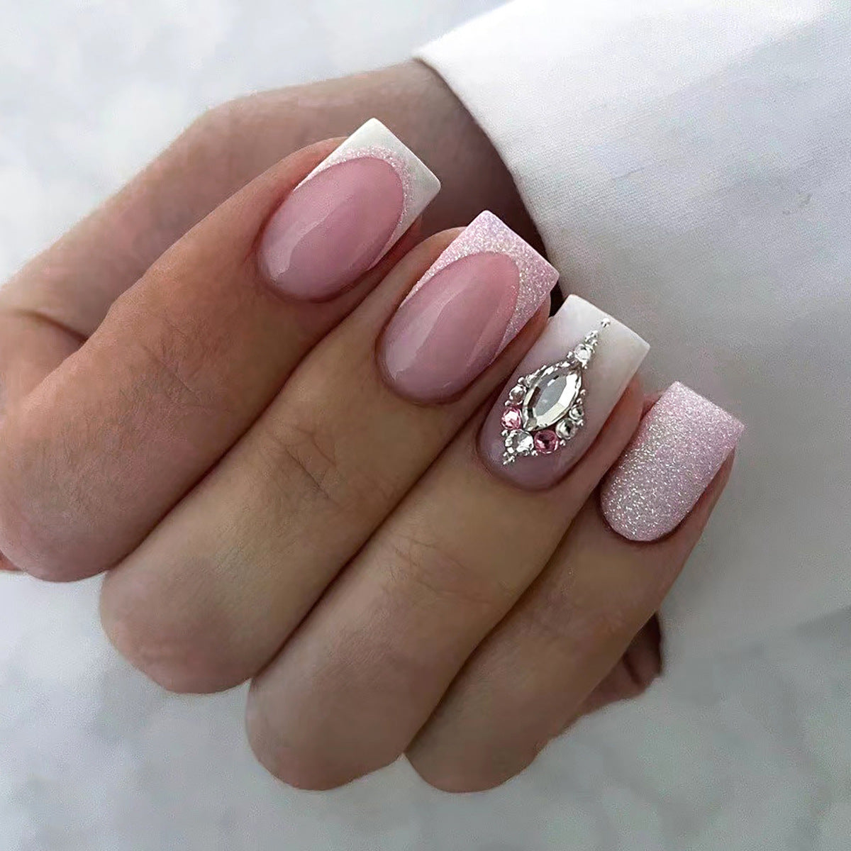 Kunstvolle Nagelverlängerungen mit elegantem Blattmuster Brehn