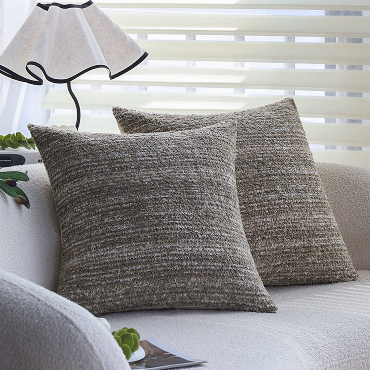 Quadratischer Kissenbezug aus weicher Chenille-Bouclé mit gerippter Textur Brehn