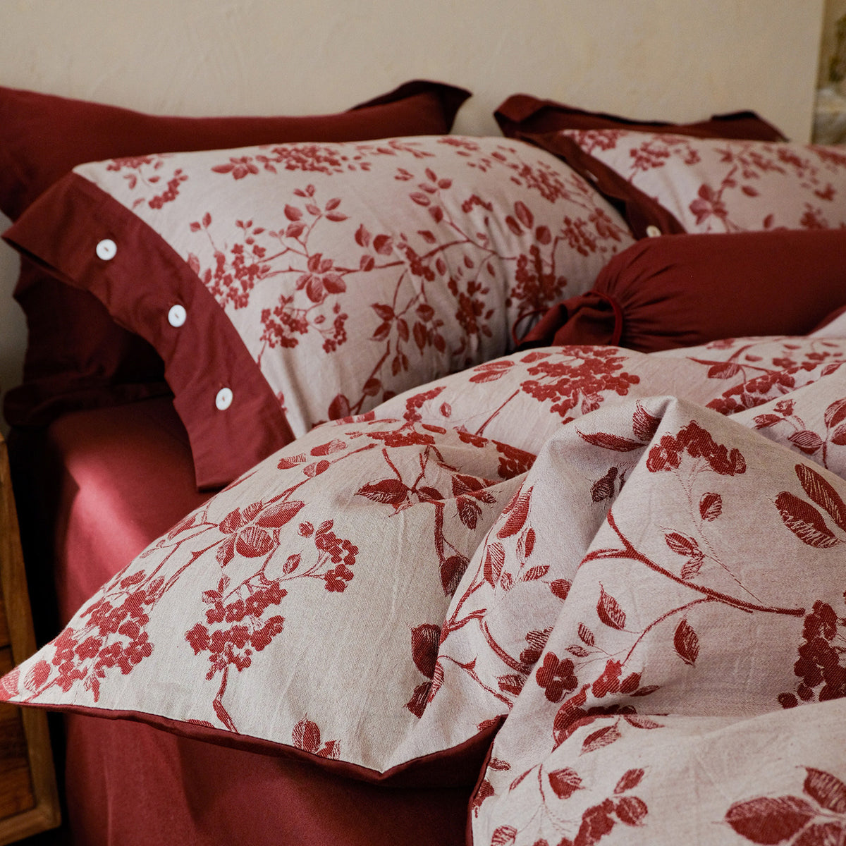 Gewebte Bettwäschegarnitur aus Baumwoll‑Leinen‑Mix mit dekorativem Blumenjacquard und feiner Kissenblende