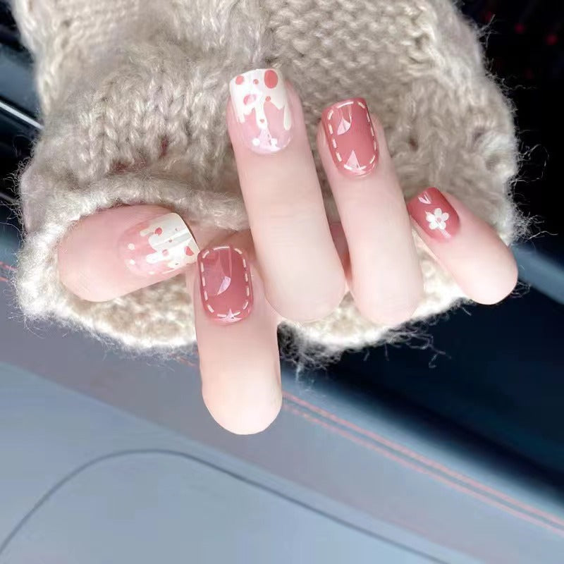 Kunstvolle Nagelverzierung im floralen Design Brehn