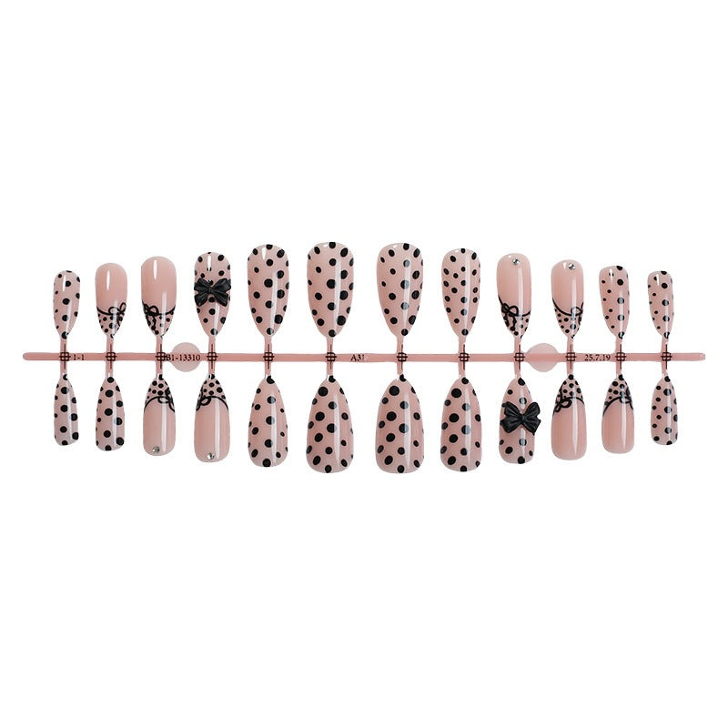Kunstnagelset mit eleganten Punkte- und Schleifenmotiven Brehn