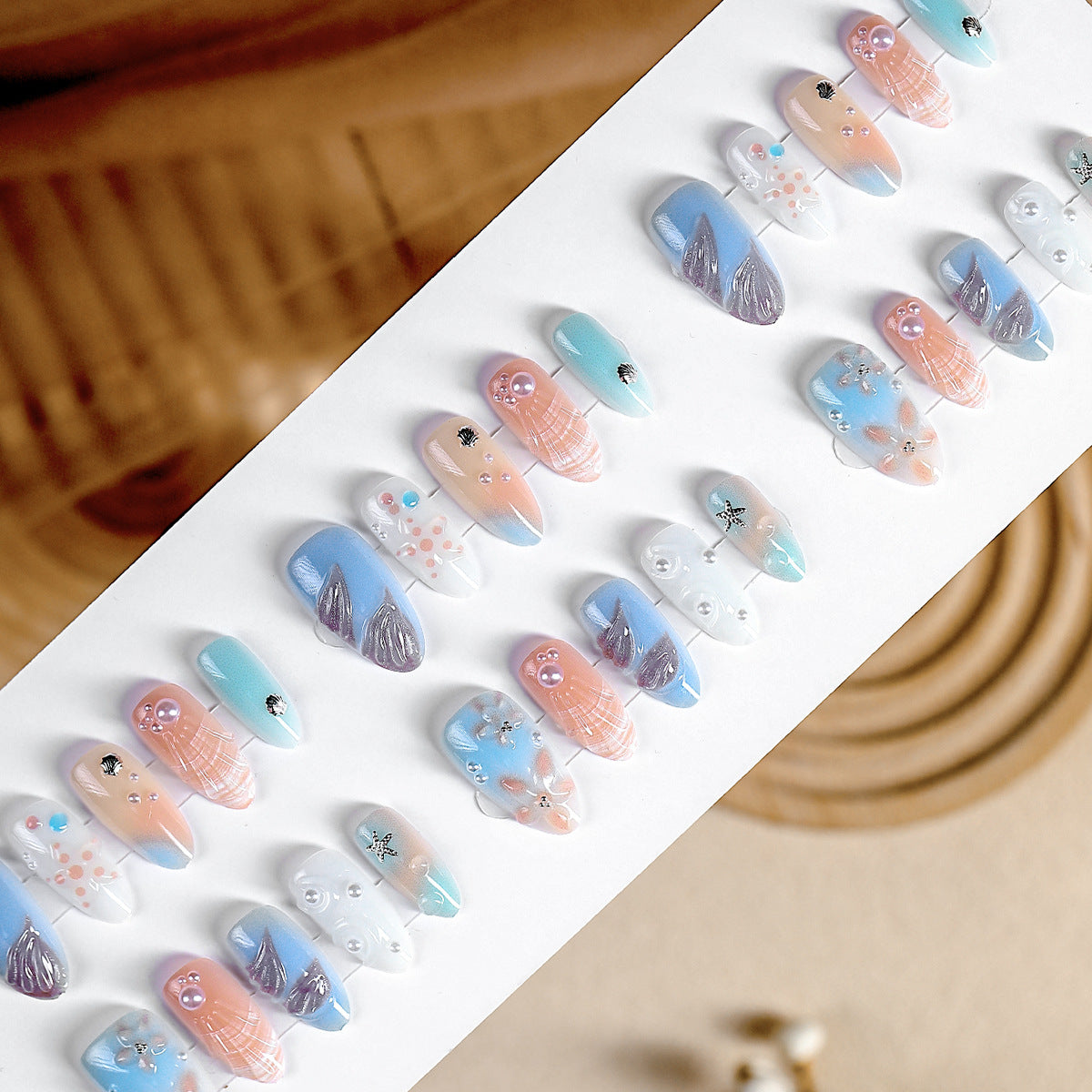 Künstlerisches Nagelkunst Press-On Set mit ozeanisch inspirierten Designs Brehn