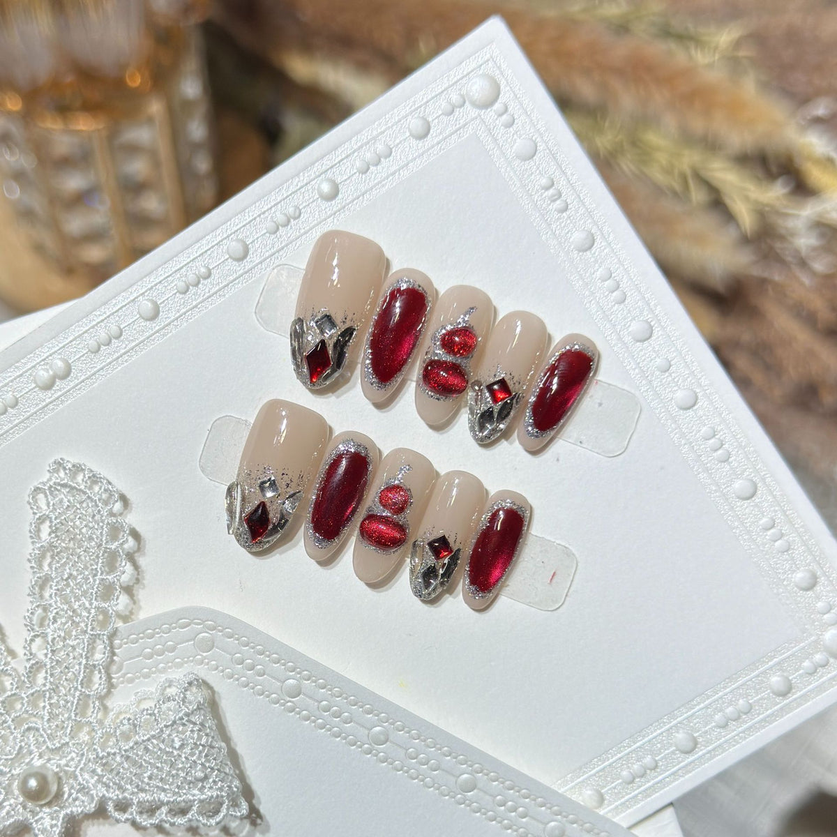 Premium Dekorative Press-On Nagelset mit Edelsteinakzenten Brehn