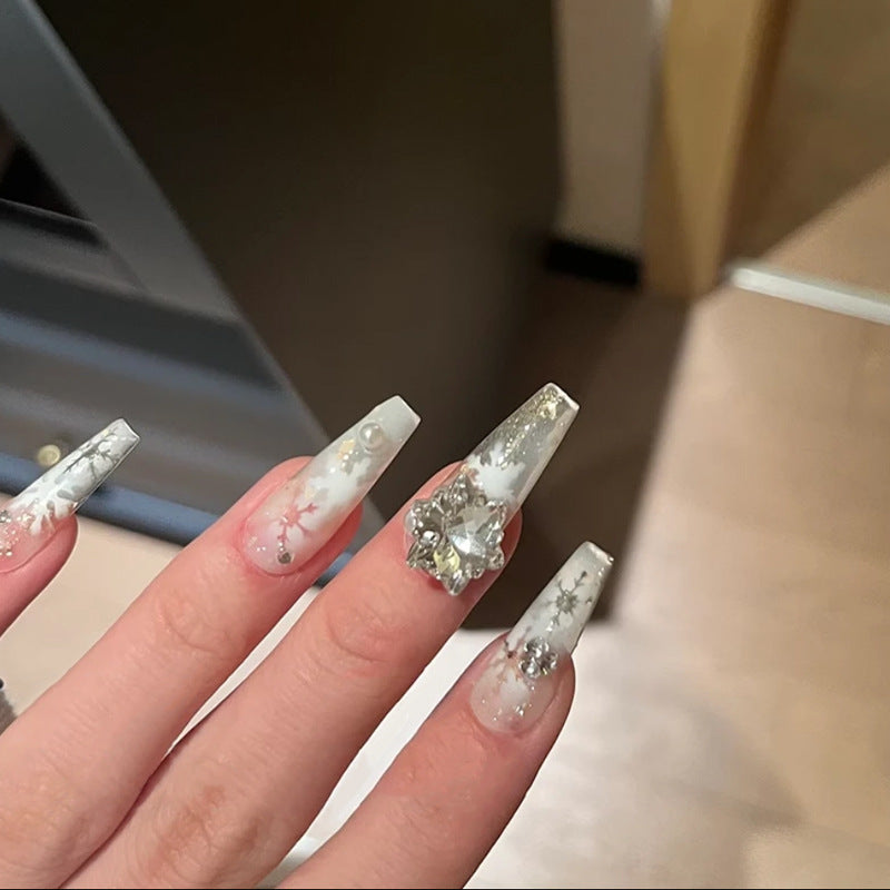 Kunstnagelset mit frostigem Schneeflocken-Design und funkelnden 3D-Applikationen Brehn