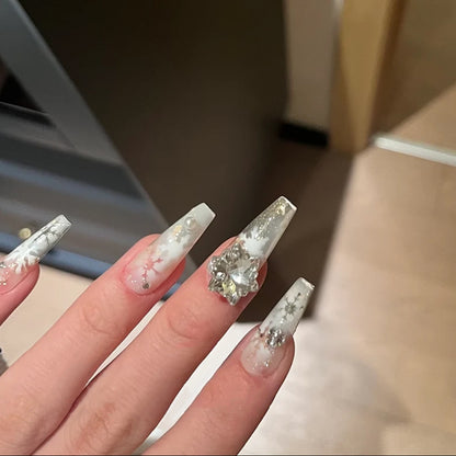 Kunstnagelset mit frostigem Schneeflocken-Design und funkelnden 3D-Applikationen Brehn