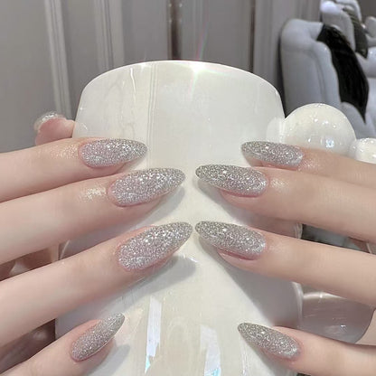 Elegante Nagelkunst mit Schwarz-Weiß-Kontrast Brehn