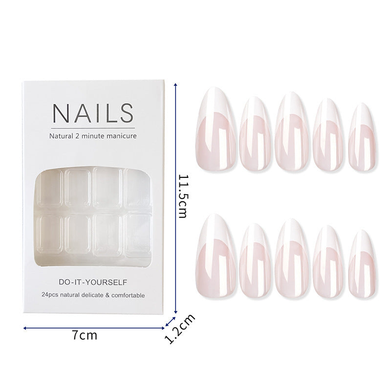 Künstliche Nagelspitzen mit Elegantem French-Tip Brehn