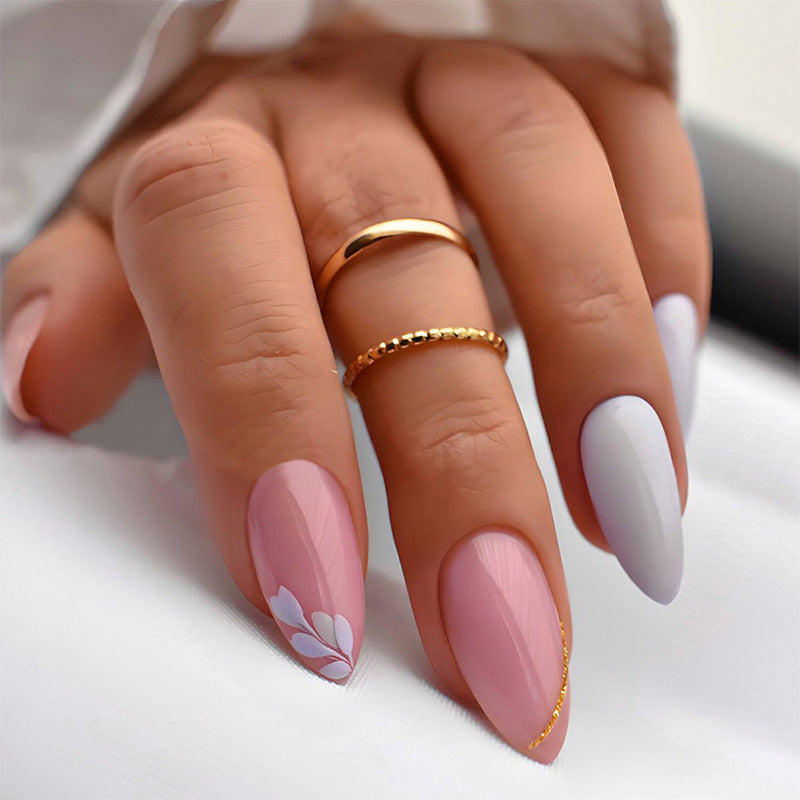 Künstlerisches Press-On Nagelset mit goldenen Akzentdesigns Brehn