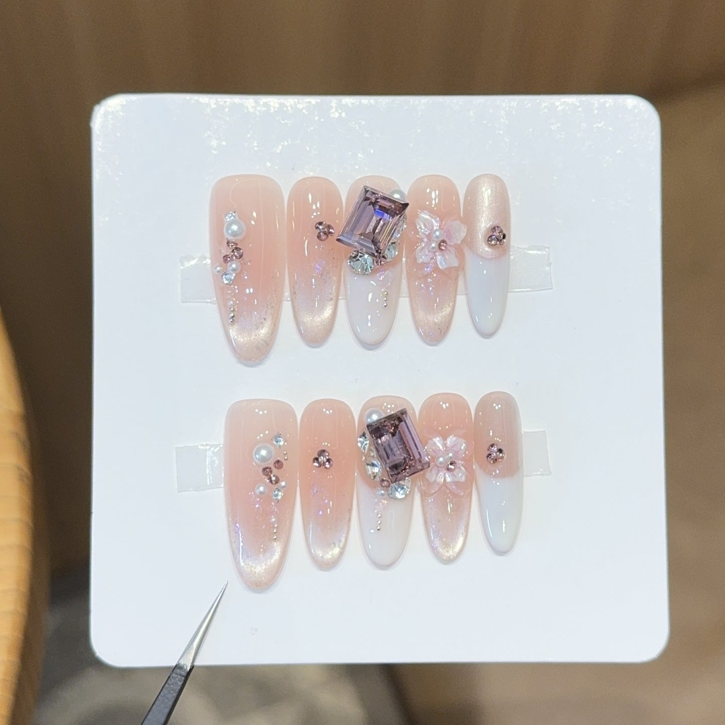 Kunstnägel mit Eleganten Schmuckdetails Brehn