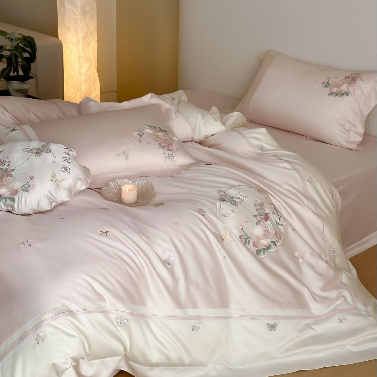 Satin-Bettwäschegarnitur mit zarter Schmetterlings- und Blumenstickerei