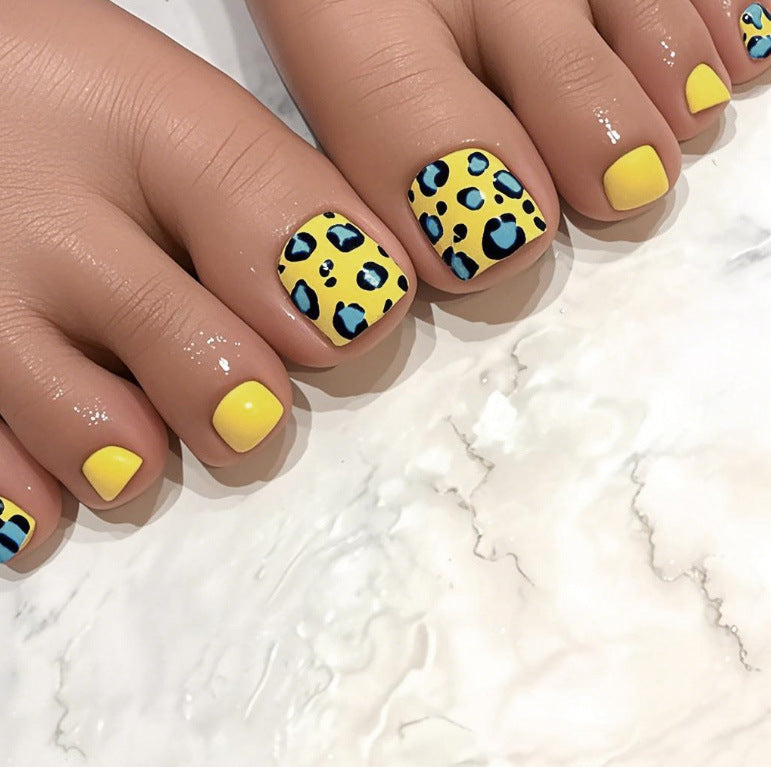 Stylische Tierdruck Pediküre Nagelkunst Brehn