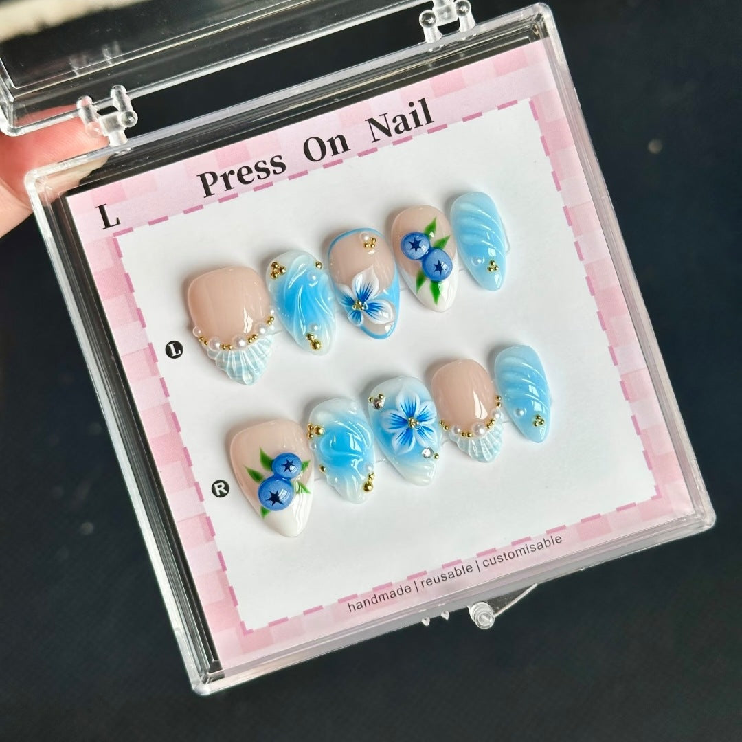 Künstlerisches Floral Press-On Nagelset mit blauen Akzenten