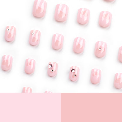 Kunstvolle Nagelkunst mit Glitzer- und Herzmotiven Brehn