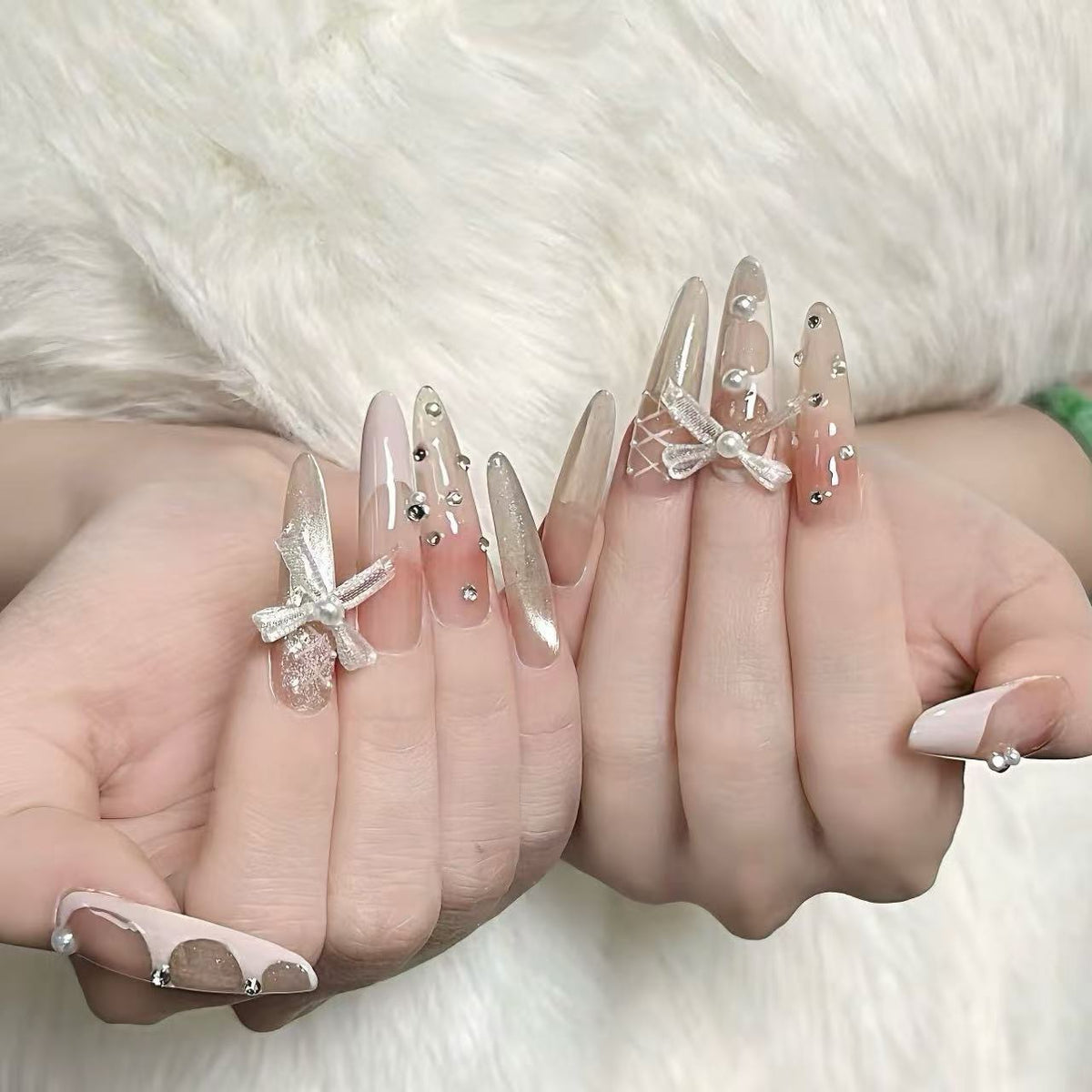 Elegante Stiletto-Nagelverlängerungen mit dekorativen Akzenten