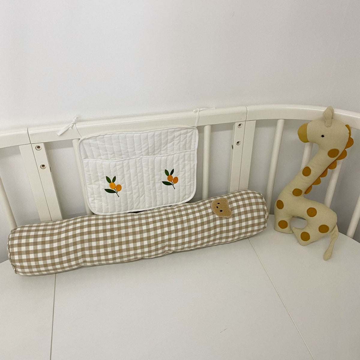 Langes Gingham Wiegenstützkissen für die Babyzimmerunterstützung
