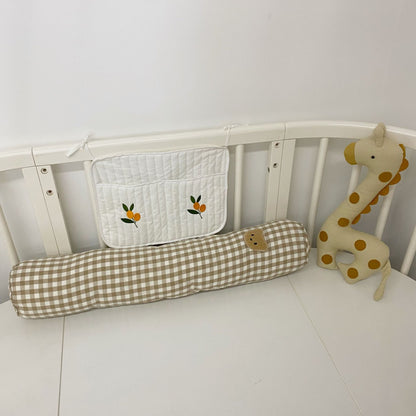 Langes Gingham Wiegenstützkissen für die Babyzimmerunterstützung