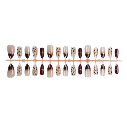 Elegantes Press-On-Nagelset mit geometrischen und metallischen Designs