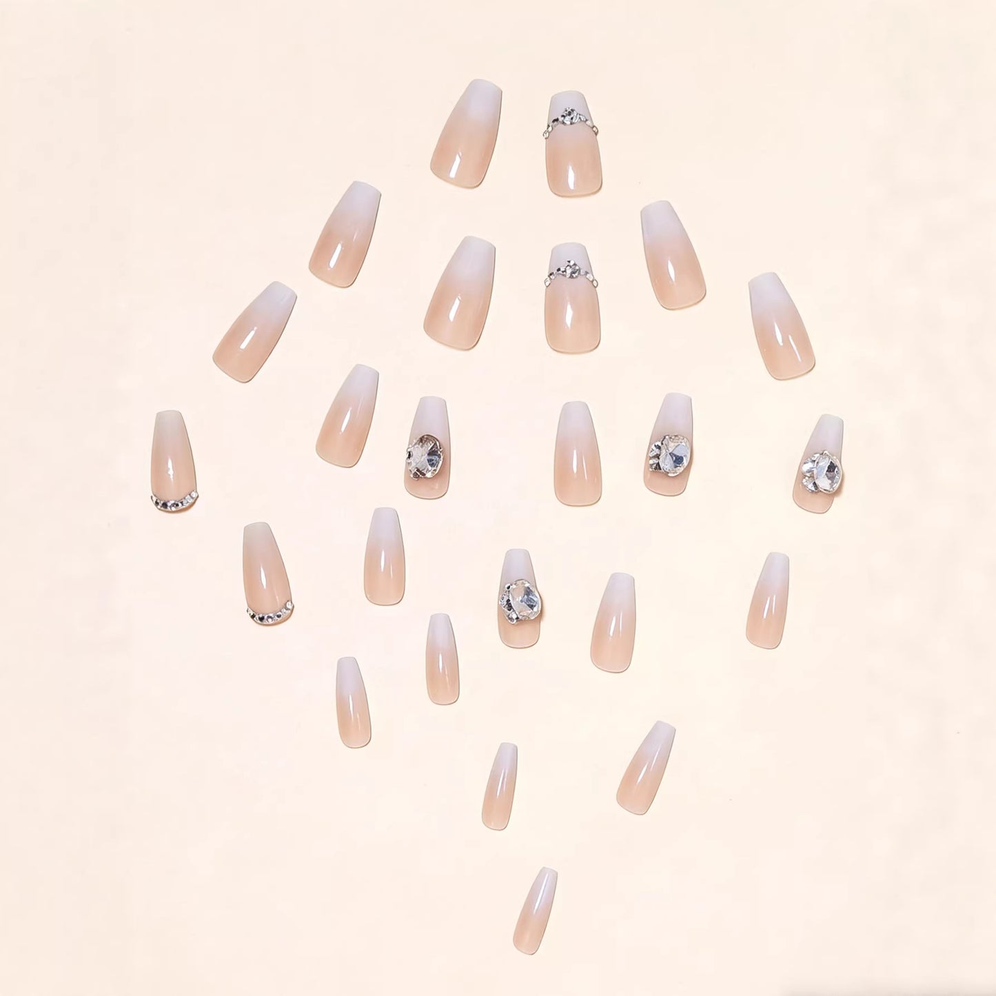 Luxuriöse mit Kristallen verzierte Press-On Nagelkunst Brehn