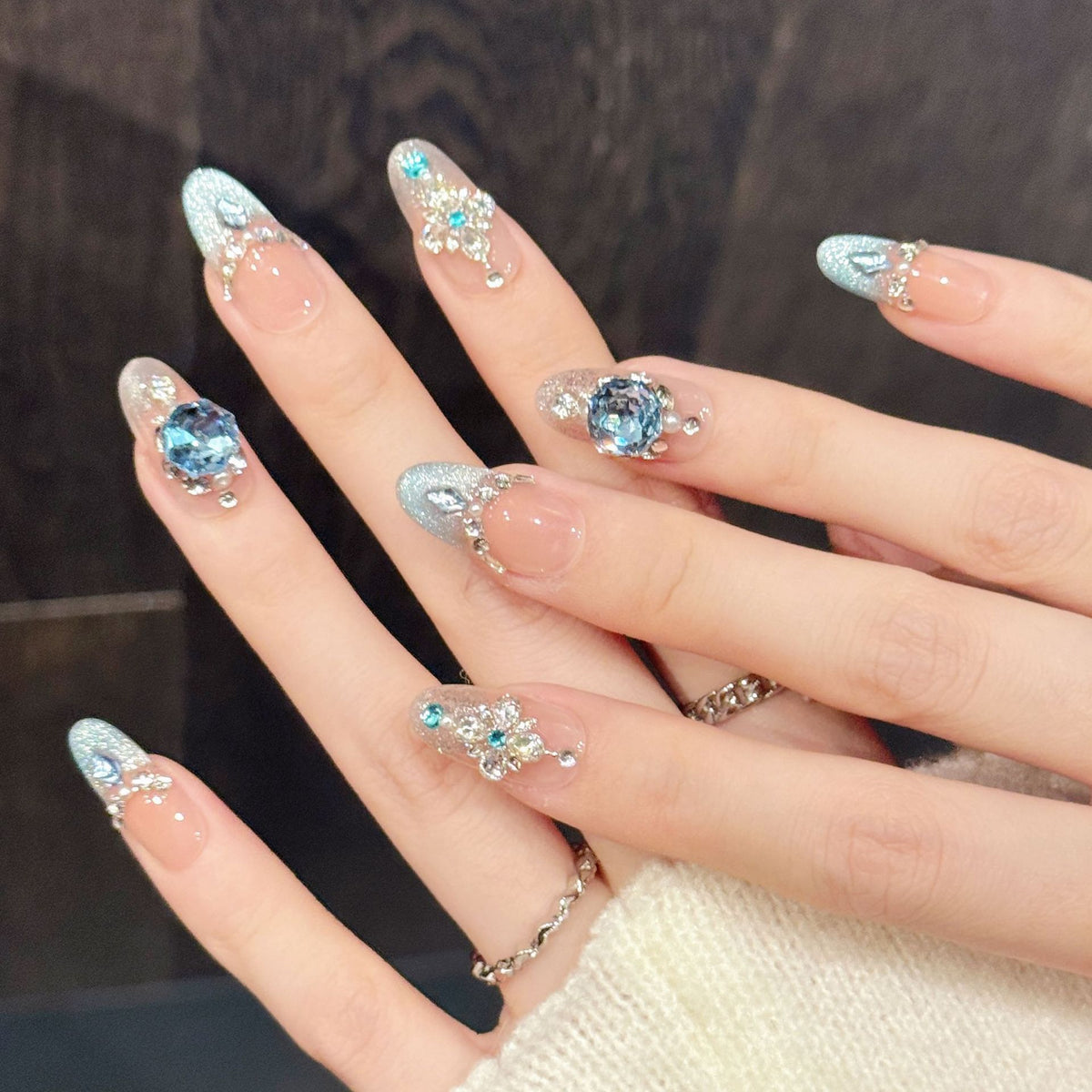 Dekorativer Press-On Nagelset mit Strass- und Glitzerakzenten