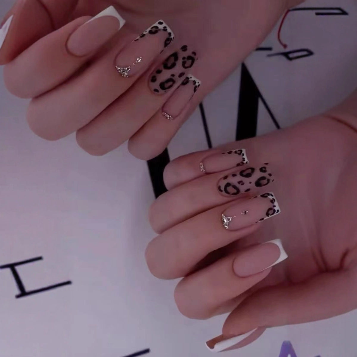 Kunstnagelset mit luxuriösem Leopardenmotiv und eleganten Glitzerakzenten Brehn