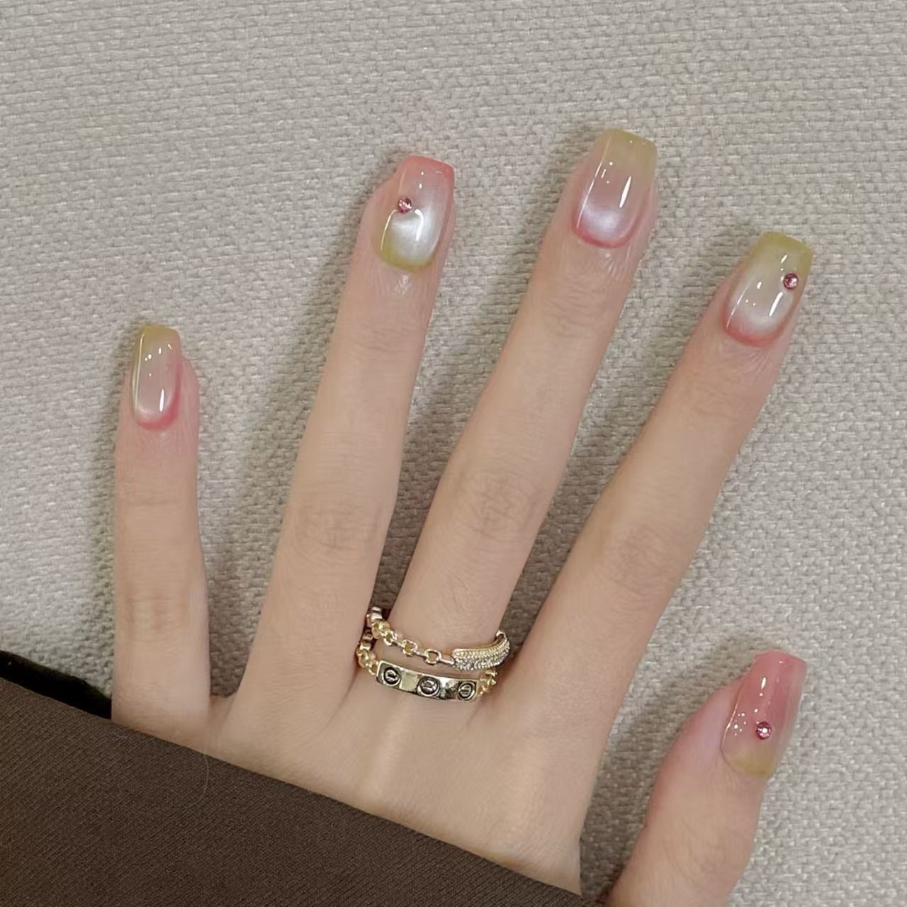 Künstliche Kunstfingernägel mit Eleganten Ombre-Effekten und Glitzerakzenten Brehn
