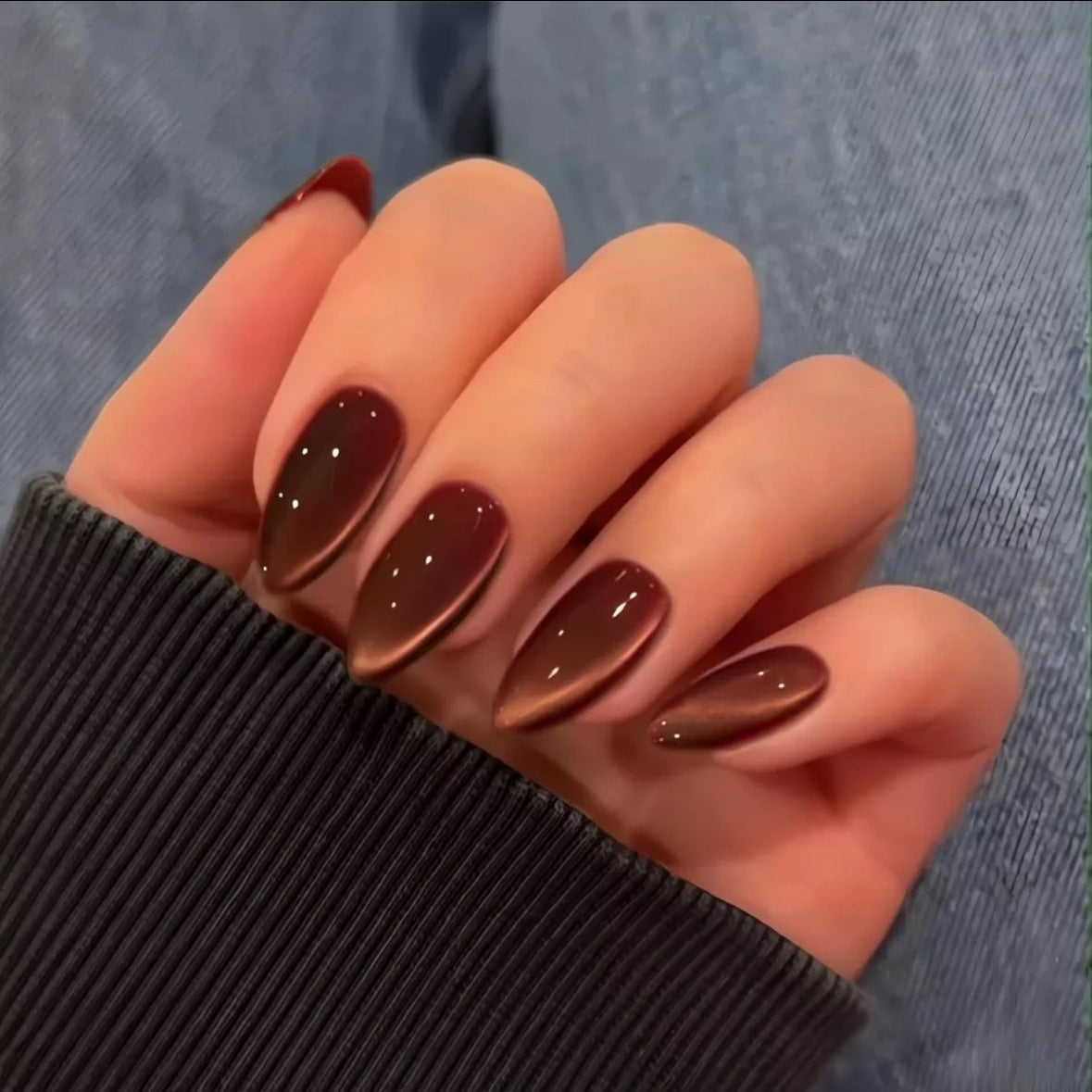 Kunstnagelset mit elegantem Ombre-Effekt und schimmernden Akzenten Brehn