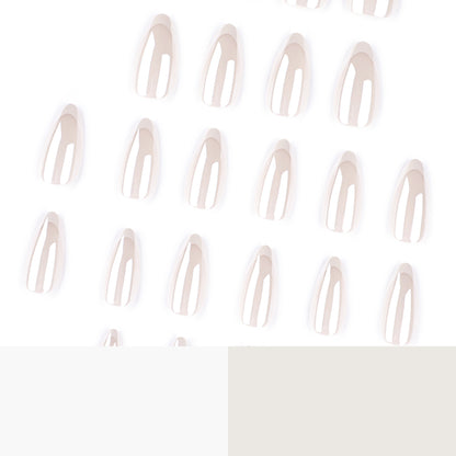 Kunstvolle Stiletto-Nägel mit Eleganten French-Tip Verzierungen Brehn