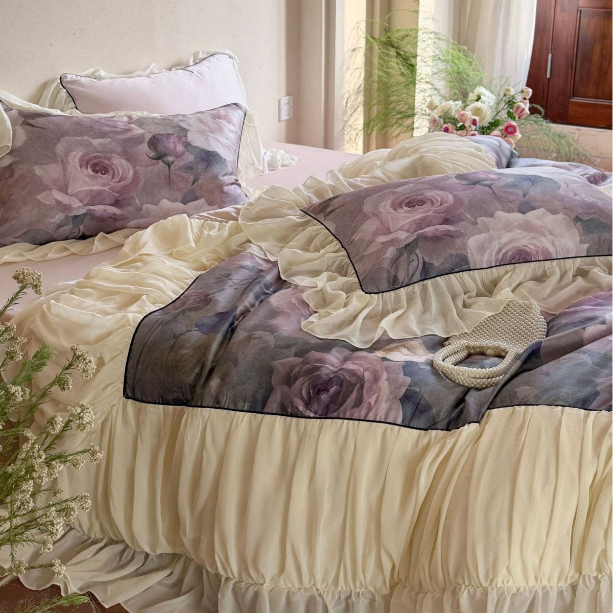 Romantische Bettwäschegarnitur aus Baumwollsatin-Mix mit Rosen-Aquarellprint und Volants