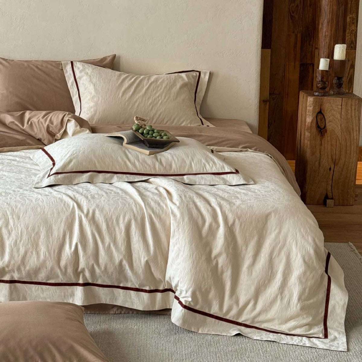 Elegante Bettwäsche-Garnitur aus Baumwoll-Jacquard mit dezenter Reliefstruktur und kontrastierender Paspel