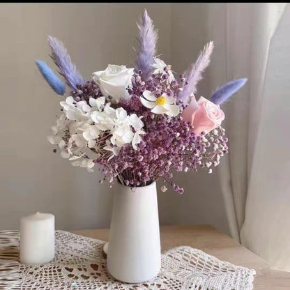 Trockenblumenarrangement in eleganter Vase