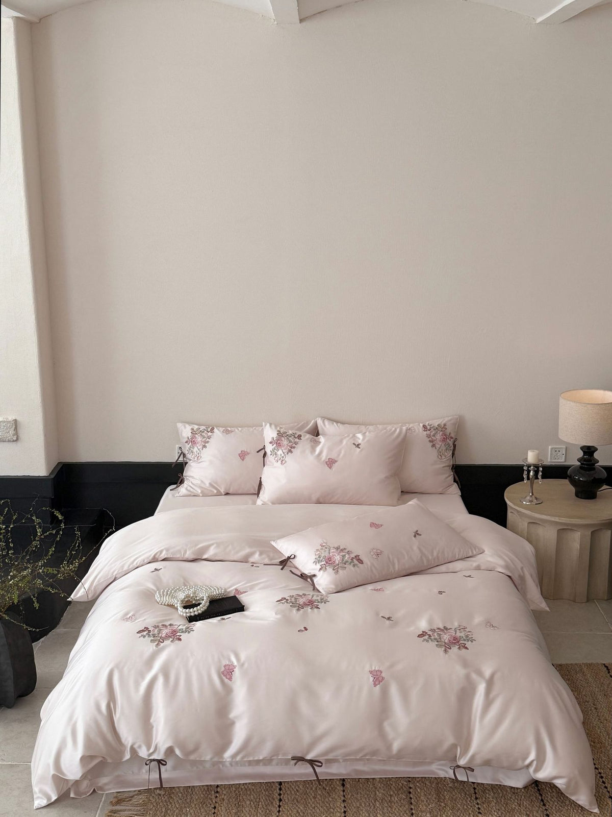 Feinsatin-Bettwäsche-Set mit floraler Stickerei, Bindebändern und feiner Steppstruktur Brehn
